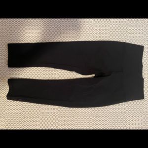 Lululemon High Rise Wunder Under size 6 black cropped leggings